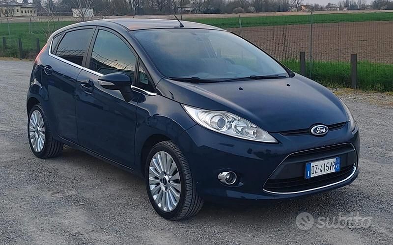 Usata Ford Fiesta Titanium 96 CV (70 kW) 2010 Blu Utilitaria