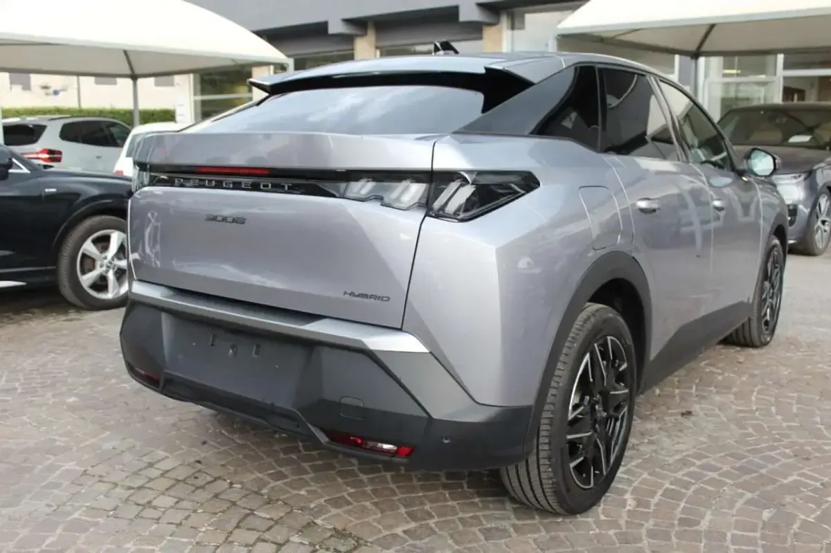 Usata Peugeot 3008 Allure 136 CV (100 kW) 2025 Grigio metallizzato SUV