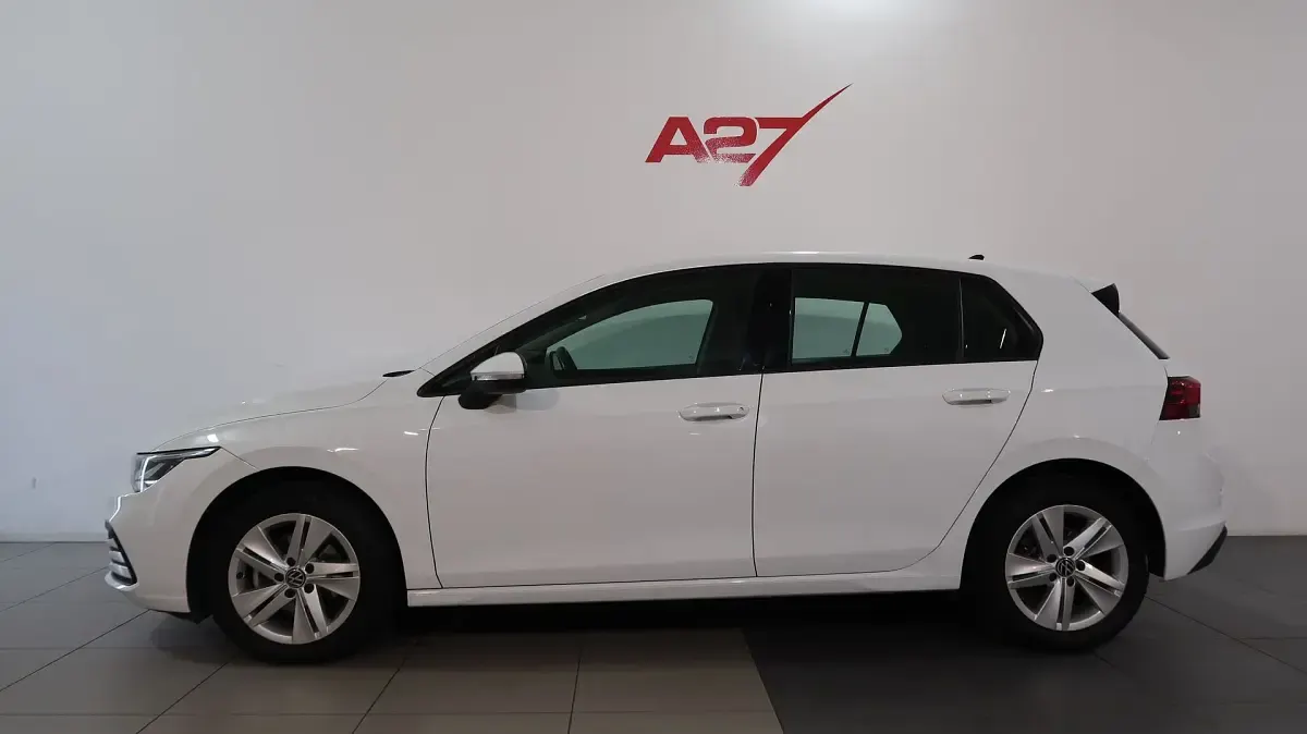 Usata VW Golf VIII Life 131 CV (96 kW) 2023 Bianco Utilitaria