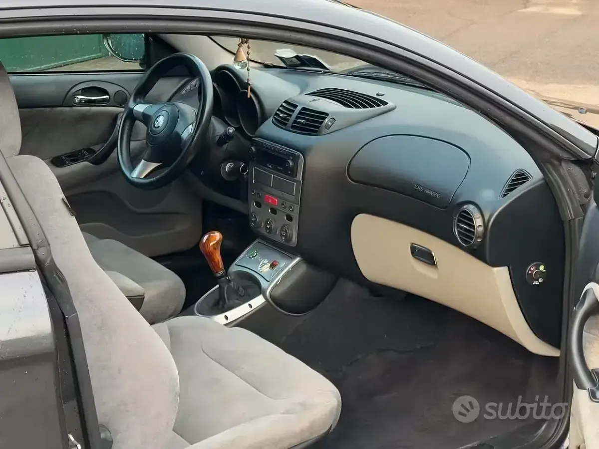 Usata Alfa Romeo GT Progression 165 CV (121 kW) 2004 Grigio Coupé