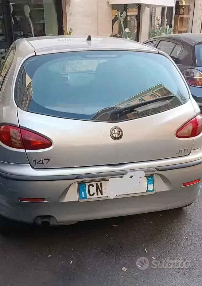 Usata Alfa Romeo 147 116 CV (85 kW) 2004 Grigio Utilitaria