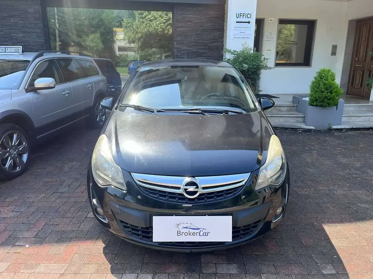 Usata Opel Corsa Edition 95 CV (69 kW) 2014 Nero Utilitaria