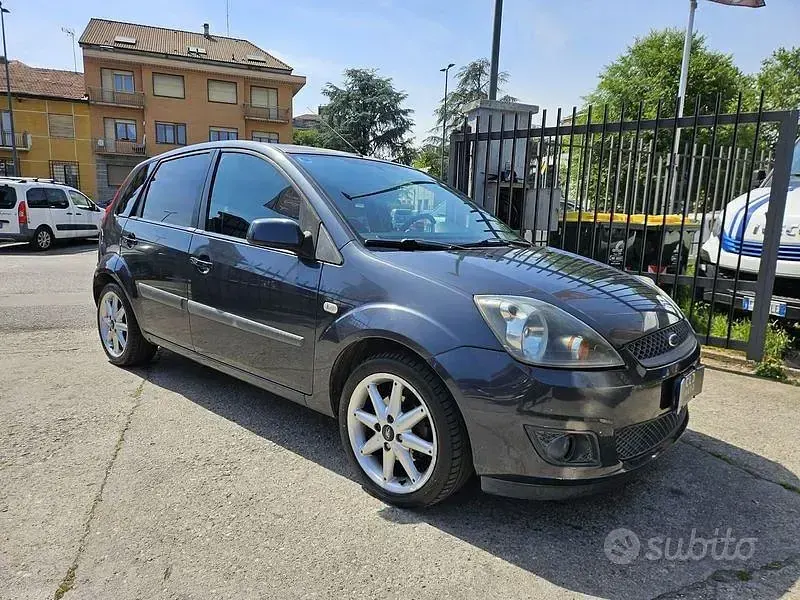 Usata Ford Fiesta Ghia 80 CV (58 kW) 2006 Grigio Utilitaria