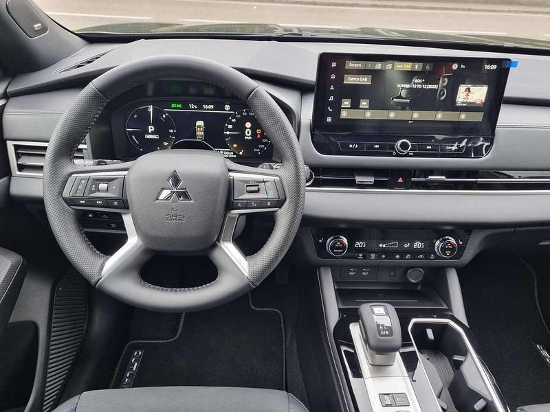 Nuova Mitsubishi Outlander P-HEV Inform 306 CV (225 kW) 2026 Graphite grey metallizzato SUV