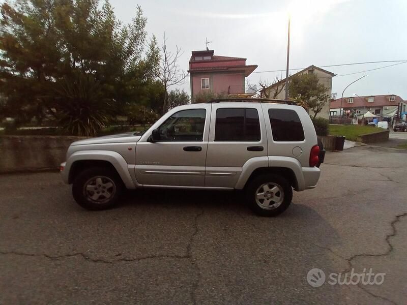 Usata Jeep Cherokee 150 CV (110 kW) 2004 Grigio SUV