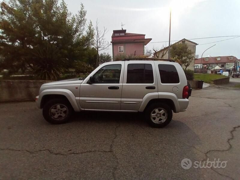 Usata Jeep Cherokee 163 CV (119 kW) 2004 Grigio SUV