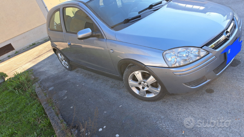 Usato 2004 Opel Corsa 1.2 Benzin 75 CV (4.000 €)