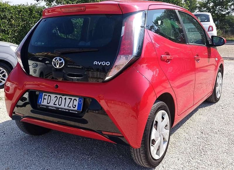 Usata Toyota Aygo X-play 69 CV (50 kW) 2016 Rosso Utilitaria