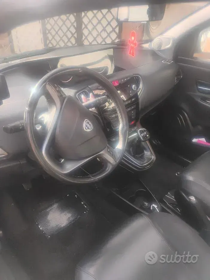 Usata Lancia Ypsilon 95 CV (69 kW) 2012 Nero Utilitaria