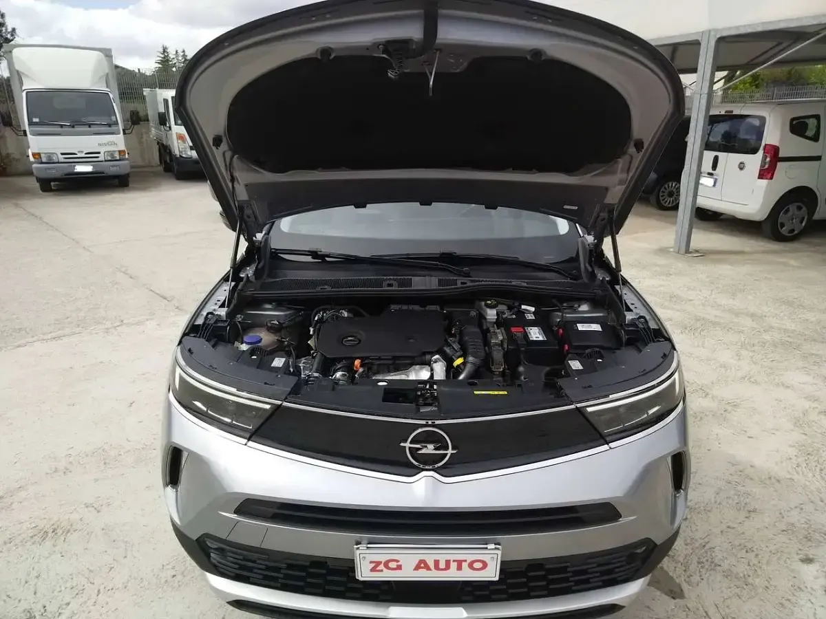 Usata Opel Mokka Elegance 110 CV (80 kW) 2022 Bicol argento/tetto nero SUV
