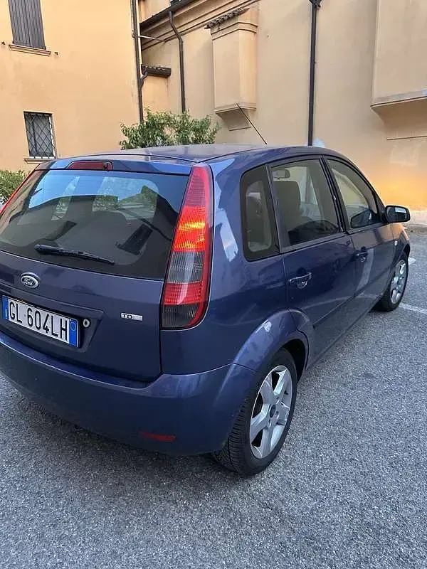 Usata Ford Fiesta Ghia 90 CV (66 kW) 2005 Utilitaria