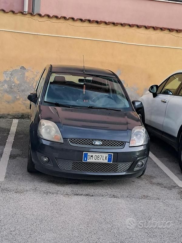 Grigio Usata 2007 Ford Fiesta Due volumi | 1950 € - Immagine 1/3