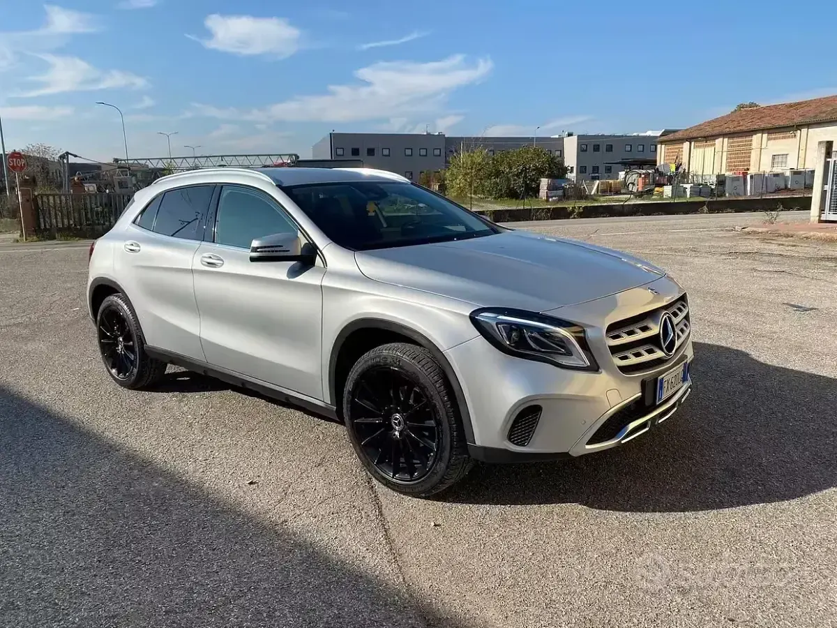 Usata Mercedes GLA200 Executive 156 CV (114 kW) 2019 Grigio SUV