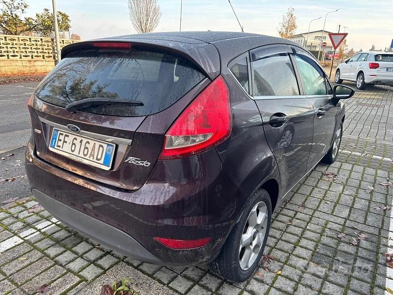 Usata Ford Fiesta Titanium 70 CV (51 kW) 2011 Rosso Utilitaria