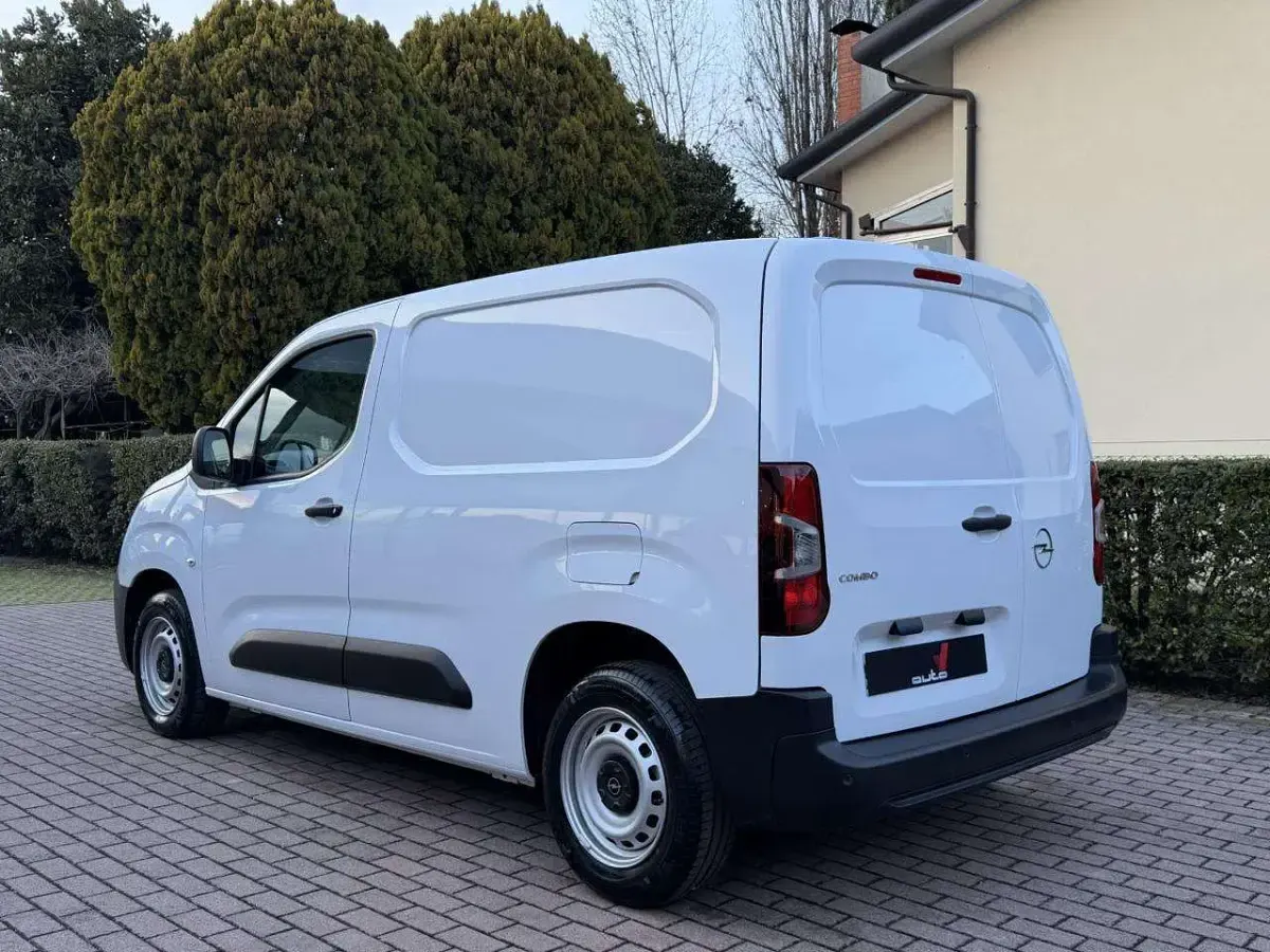 Nieuw Opel Combo 102 PK (75 kW) 2025 Wit MPV