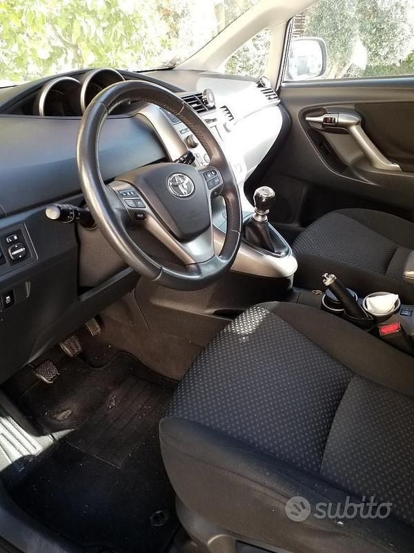 Usata Toyota Corolla Verso 116 CV (85 kW) 2009 Grigio Monovolume