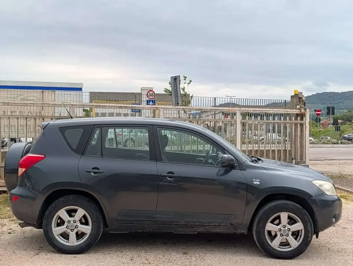 Begagnad Toyota RAV4 136 HK (100 kW) 2007 Grå SUV