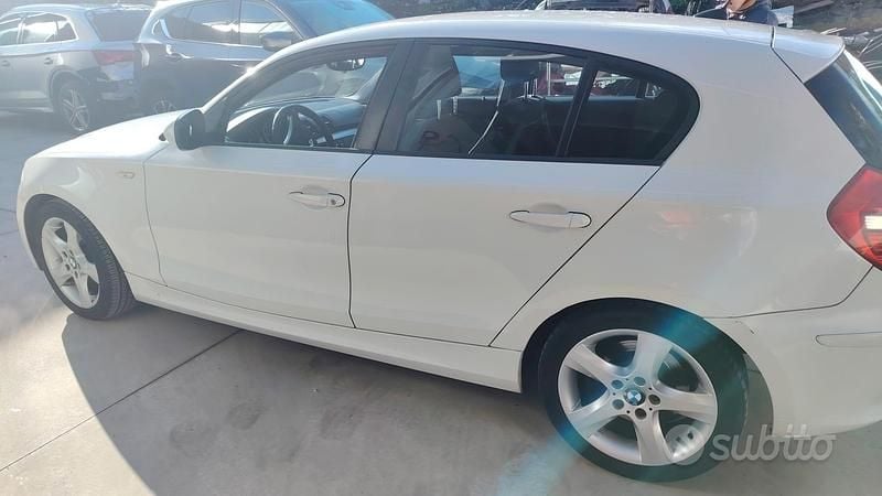Usata BMW 118 143 CV (105 kW) 2011 Bianco Utilitaria