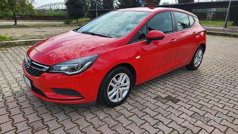 Rosso Usata 2016 Opel Astra Dynamic Tre volumi | 8500 € (Buon prezzo) - Immagine 1/4
