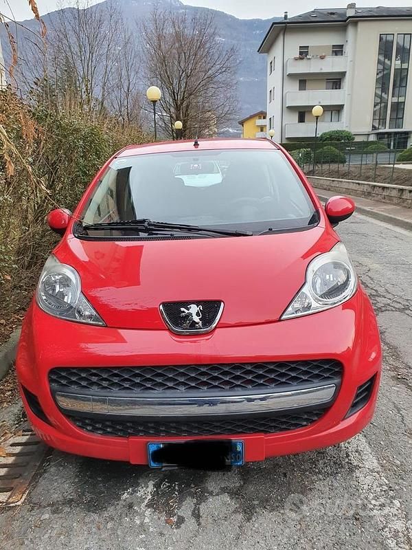 Usata Peugeot 107 68 CV (50 kW) 2012 Rosso Utilitaria