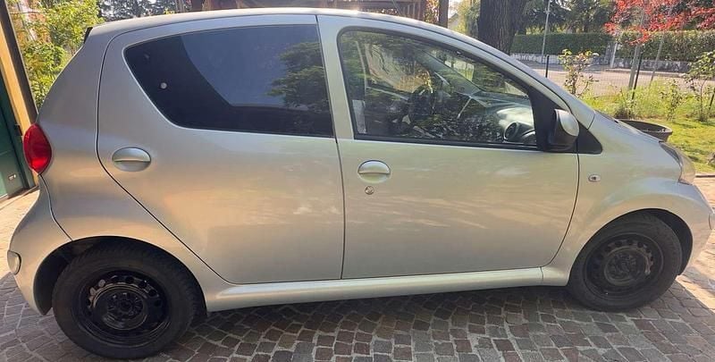 Usata Toyota Aygo 69 CV (50 kW) 2006 Argento Utilitaria