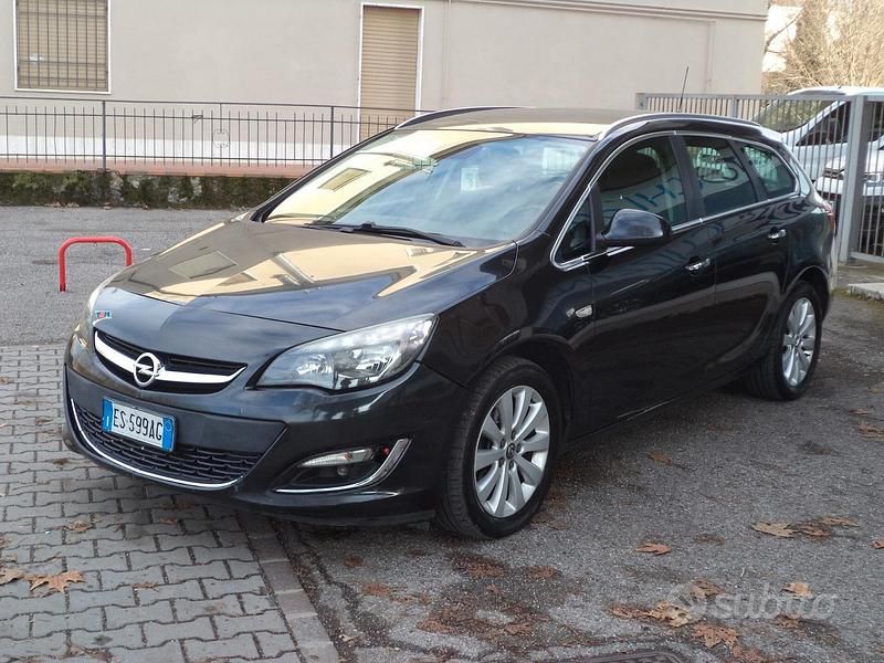 Usata Opel Astra Cosmo 110 CV (80 kW) 2013 Nero Station wagon