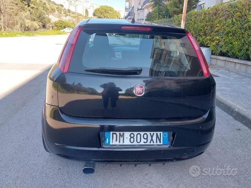 Usata Fiat Punto 90 CV (66 kW) 2010 Nero Utilitaria