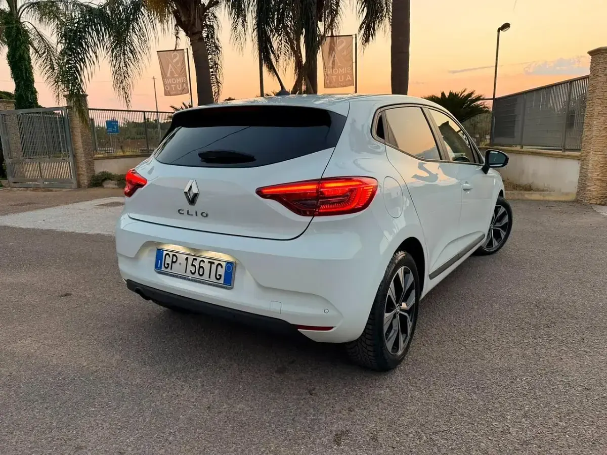 Usata Renault Clio Evolution 100 CV (73 kW) 2023 Bianco Utilitaria