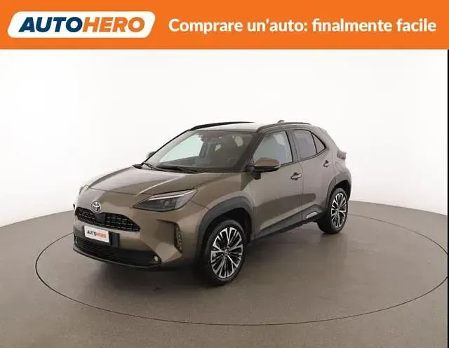 Usata Toyota Yaris Cross Lounge 92 CV (67 kW) 2023 Oro SUV