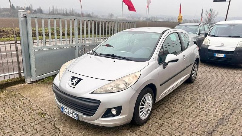 Argento Usata 2010 Peugeot 207 Tre volumi | 2800 € (Ottimo prezzo) - Immagine 1/4