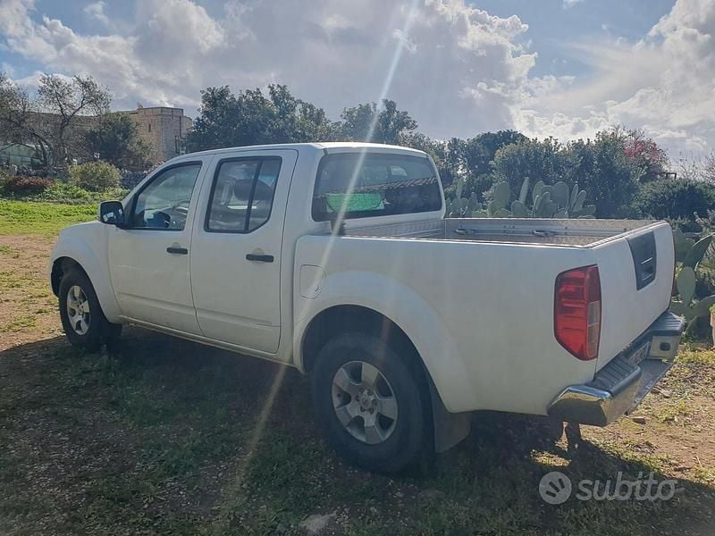Bianco Usata 2010 Nissan Navara Pick-up | 8750 € (Super prezzo) - Immagine 1/4