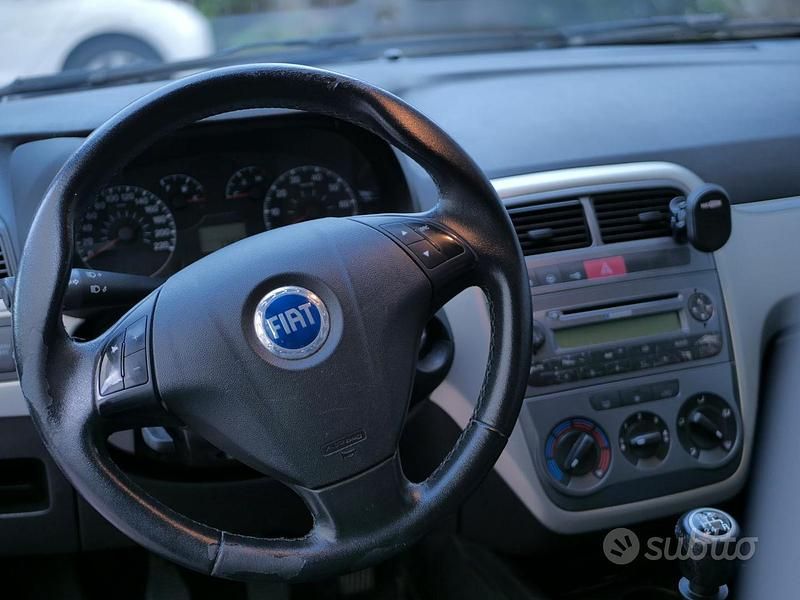 Usata Fiat Grande Punto 77 CV (56 kW) 2006 Grigio Utilitaria