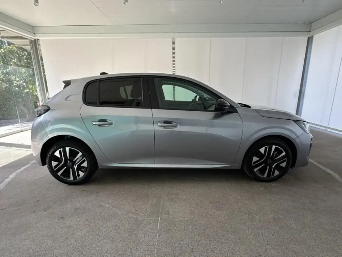 Usata Peugeot 208 Allure 102 CV (75 kW) 2025 Grigio Utilitaria
