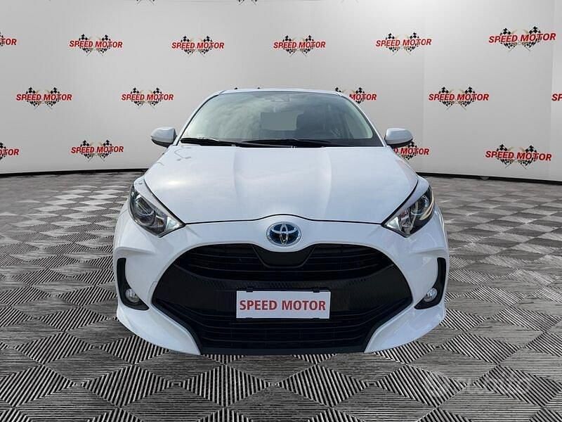 Usata Toyota Yaris Hybrid Active 116 CV (85 kW) 2021 Bianco Berlina