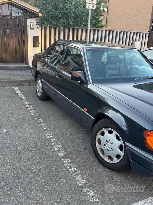 Usata Mercedes E200 109 CV (80 kW) 1993 Nero Berlina