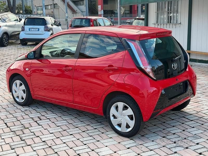 Begagnad Toyota Aygo Cool 69 HK (50 kW) 2015 Röd Halvkombi