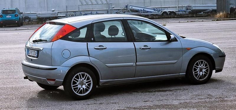 Usata Ford Focus Ghia 100 CV (73 kW) 2002 Grigio Station wagon
