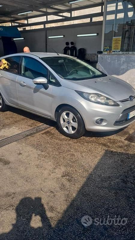 Usata Ford Fiesta 2011 Grigio Berlina
