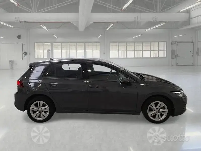 Usata VW Golf VIII Life 115 CV (84 kW) 2022 Grigio Berlina