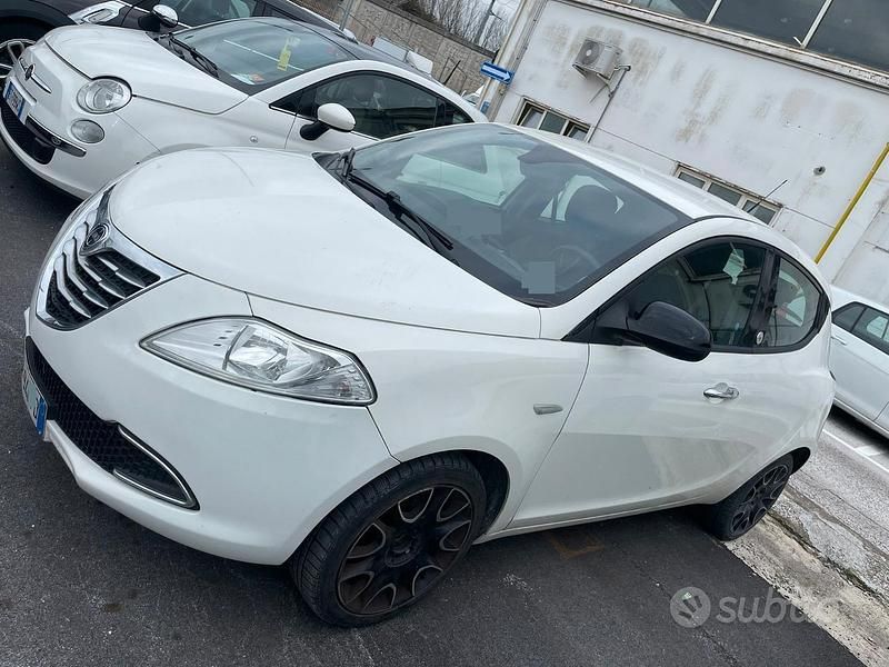Begagnad Lancia Ypsilon Platinum 69 HK (50 kW) 2014 Vit Halvkombi