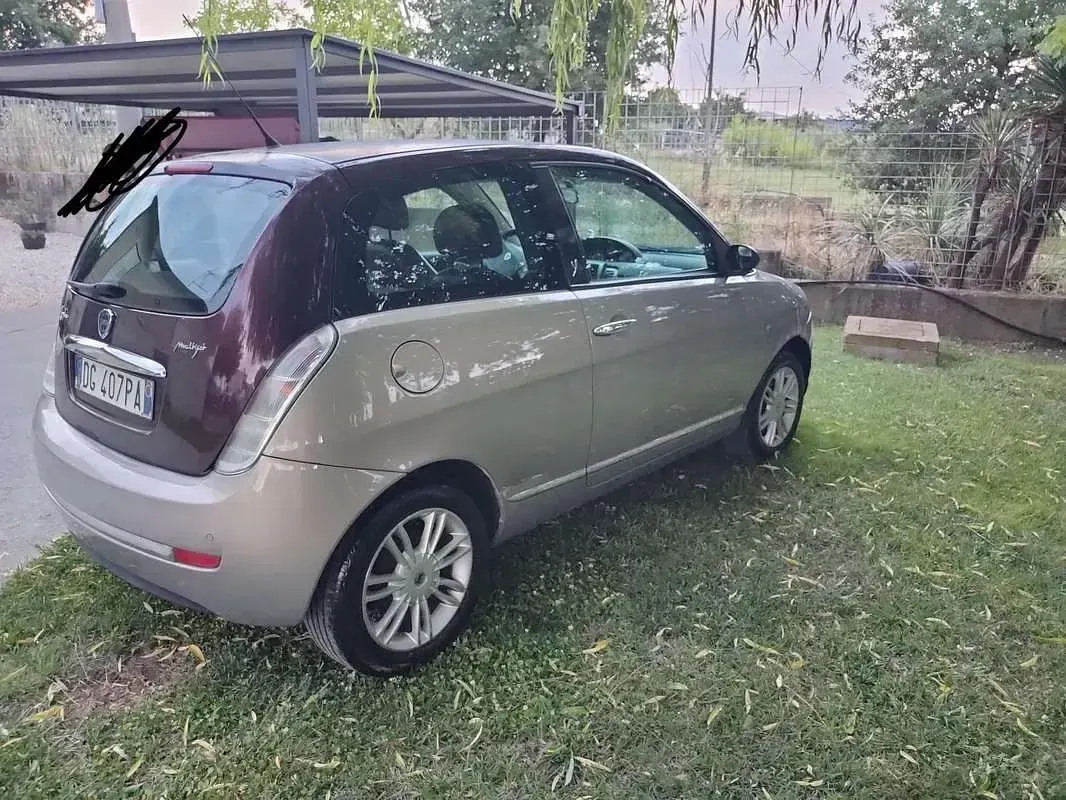 Usata Lancia Ypsilon 75 CV (55 kW) 2007 Argento Utilitaria