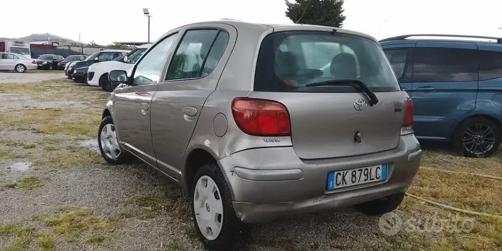 Usata Toyota Yaris Sol 65 CV (47 kW) 2004 Grigio Berlina