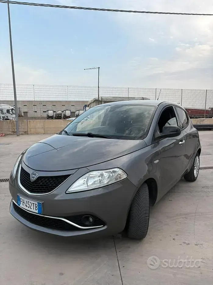 Usata Lancia Ypsilon Gold 95 CV (69 kW) 2018 Grigio Utilitaria