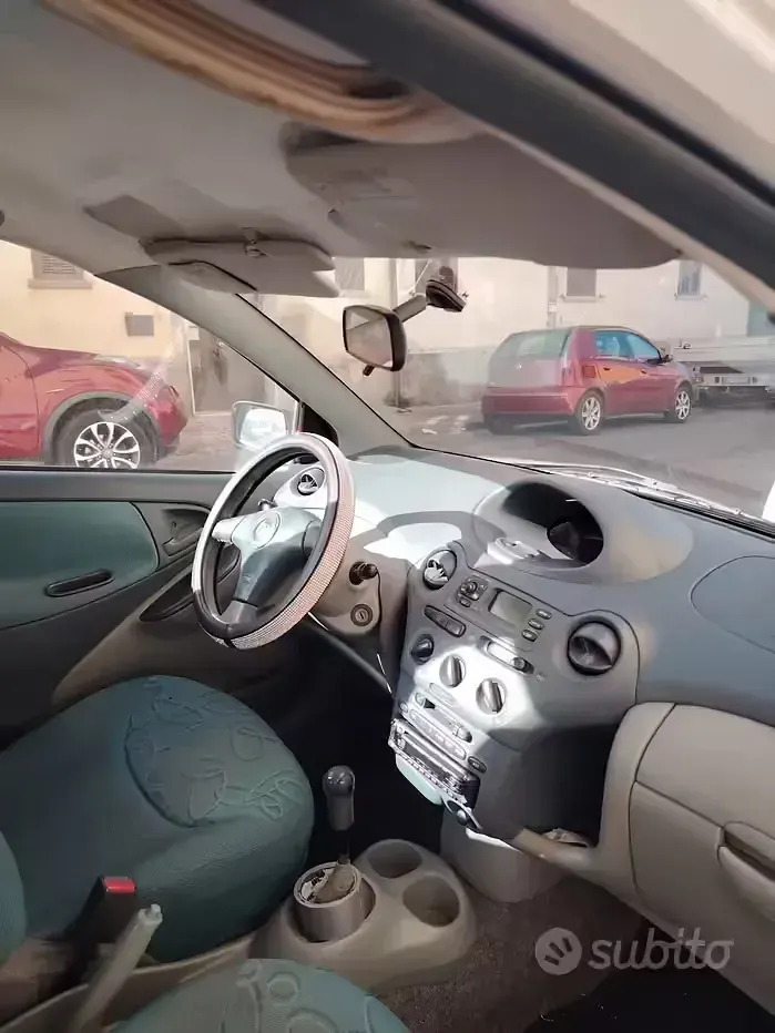 Second-hand Toyota Yaris 86 CP (63 kW) 2000 Gri Berlinǎ