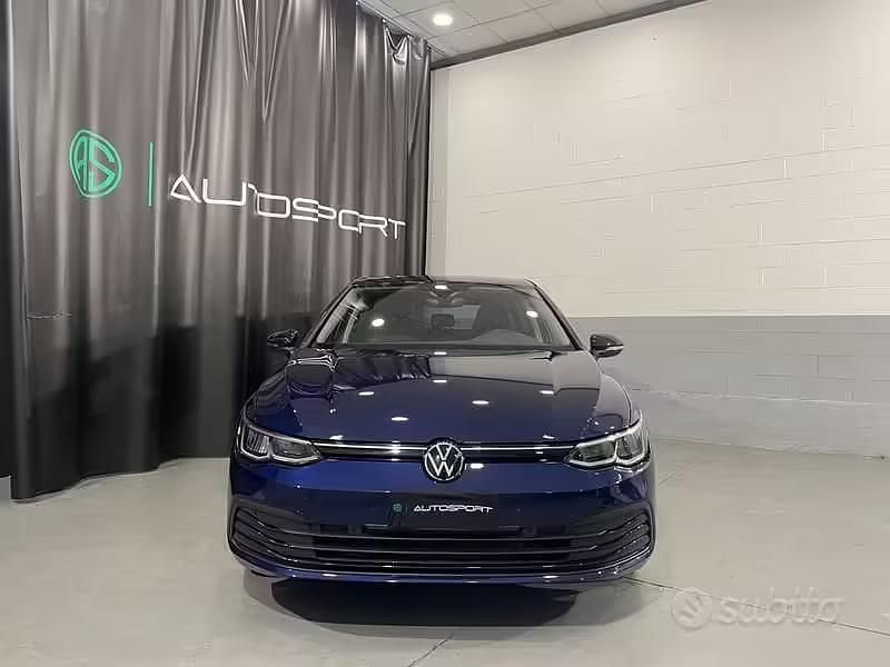 Usata VW Golf VIII Life 116 CV (85 kW) 2023 Blu Berlina