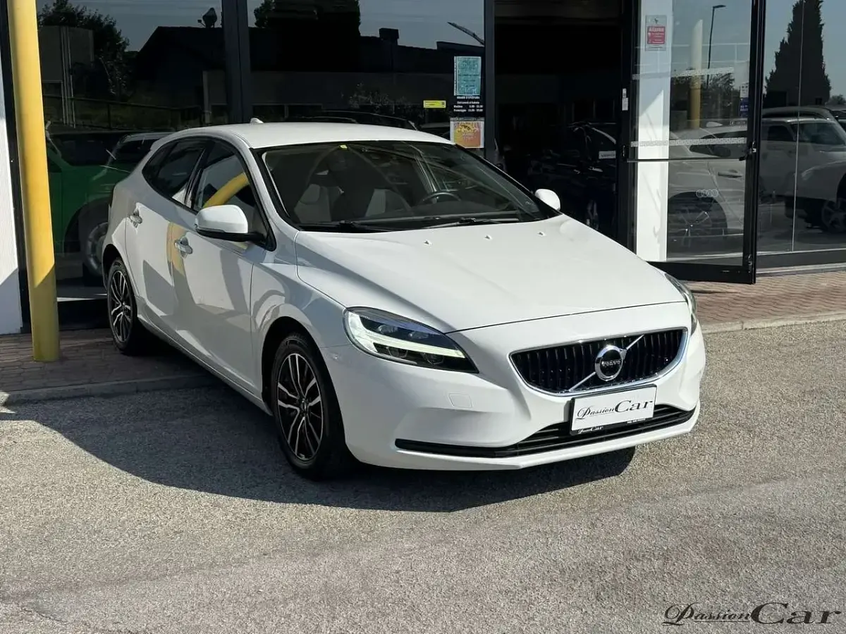 Usata Volvo V40 Business Edition 120 CV (88 kW) 2019 Bianco Berlina