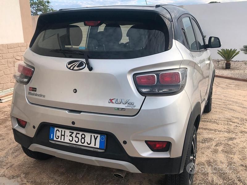Grigio Usata 2022 Mahindra KUV100 SUV | 10.000 € (Buon prezzo) - Immagine 1/4