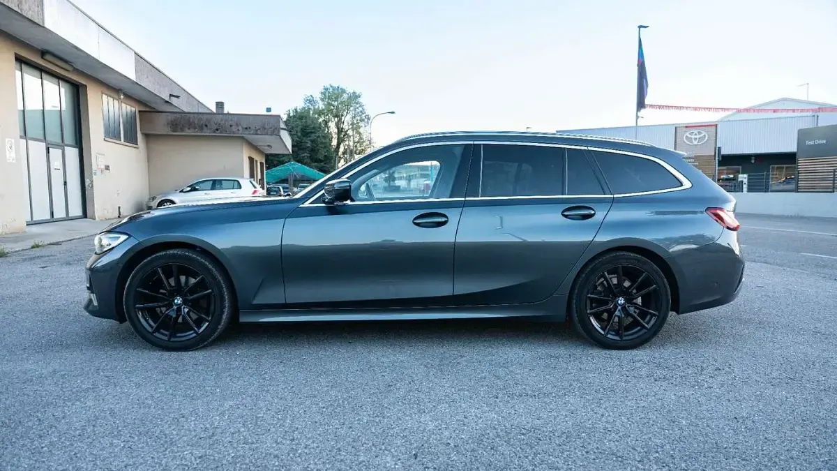Usata BMW 320 Luxury Line 190 CV (139 kW) 2020 Grigio Berlina