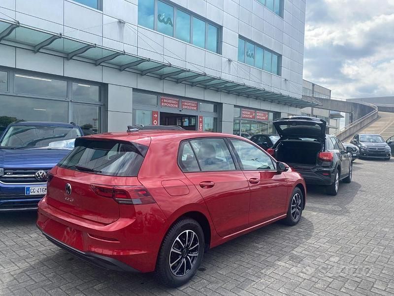 Usata VW Golf VIII 110 CV (80 kW) 2021 Rosso bordeaux Berlina
