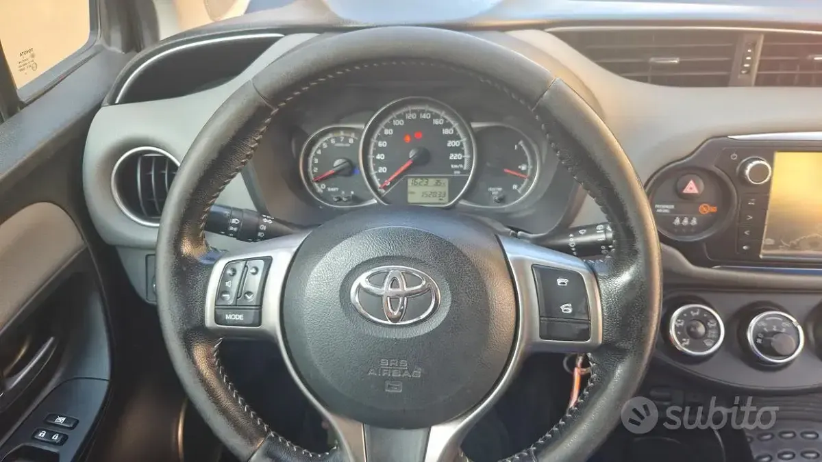 Usata Toyota Yaris Active 69 CV (50 kW) 2016 Grigio Berlina